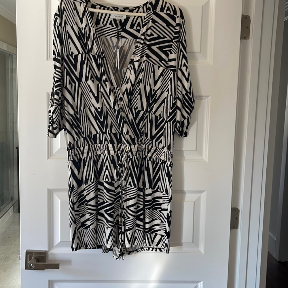 Black & White shorts romper with draw string at the waist.